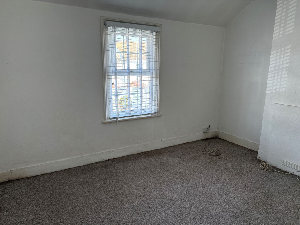 Lot: 37 - TERRACE HOUSE IN NEED OF UPDATING - Main bedroom